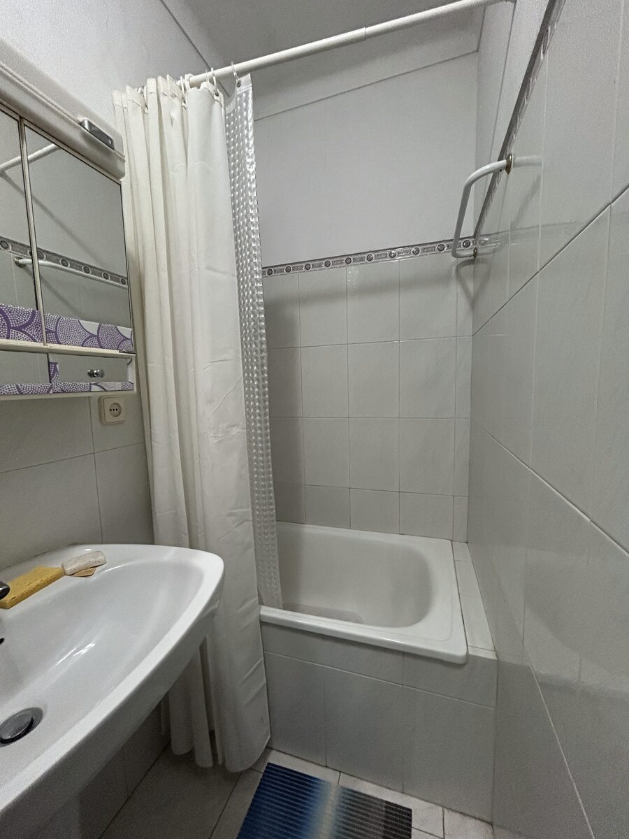 Casa de banho com banheira e duche