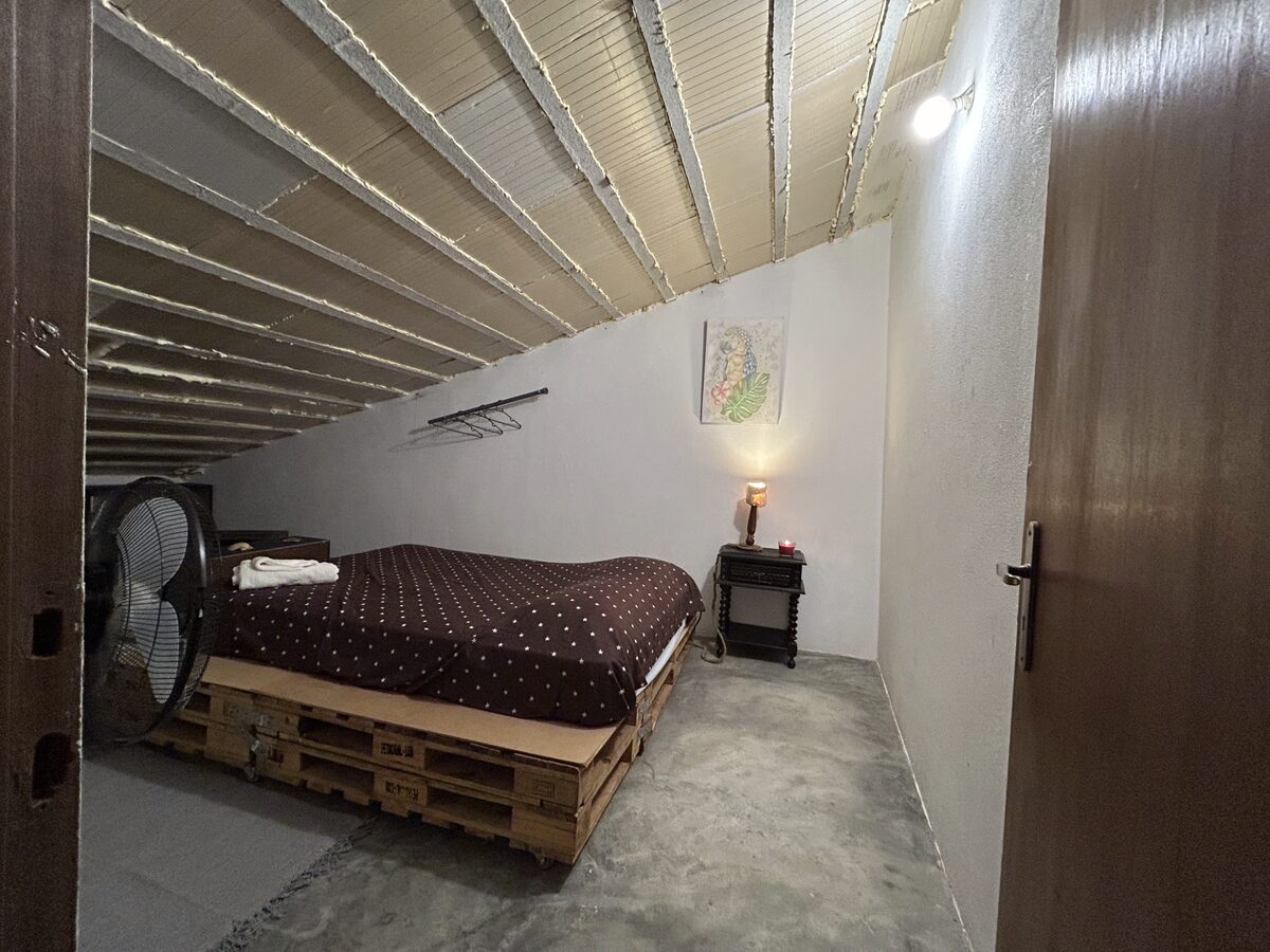 Quarto em sótão com pé direito baixo